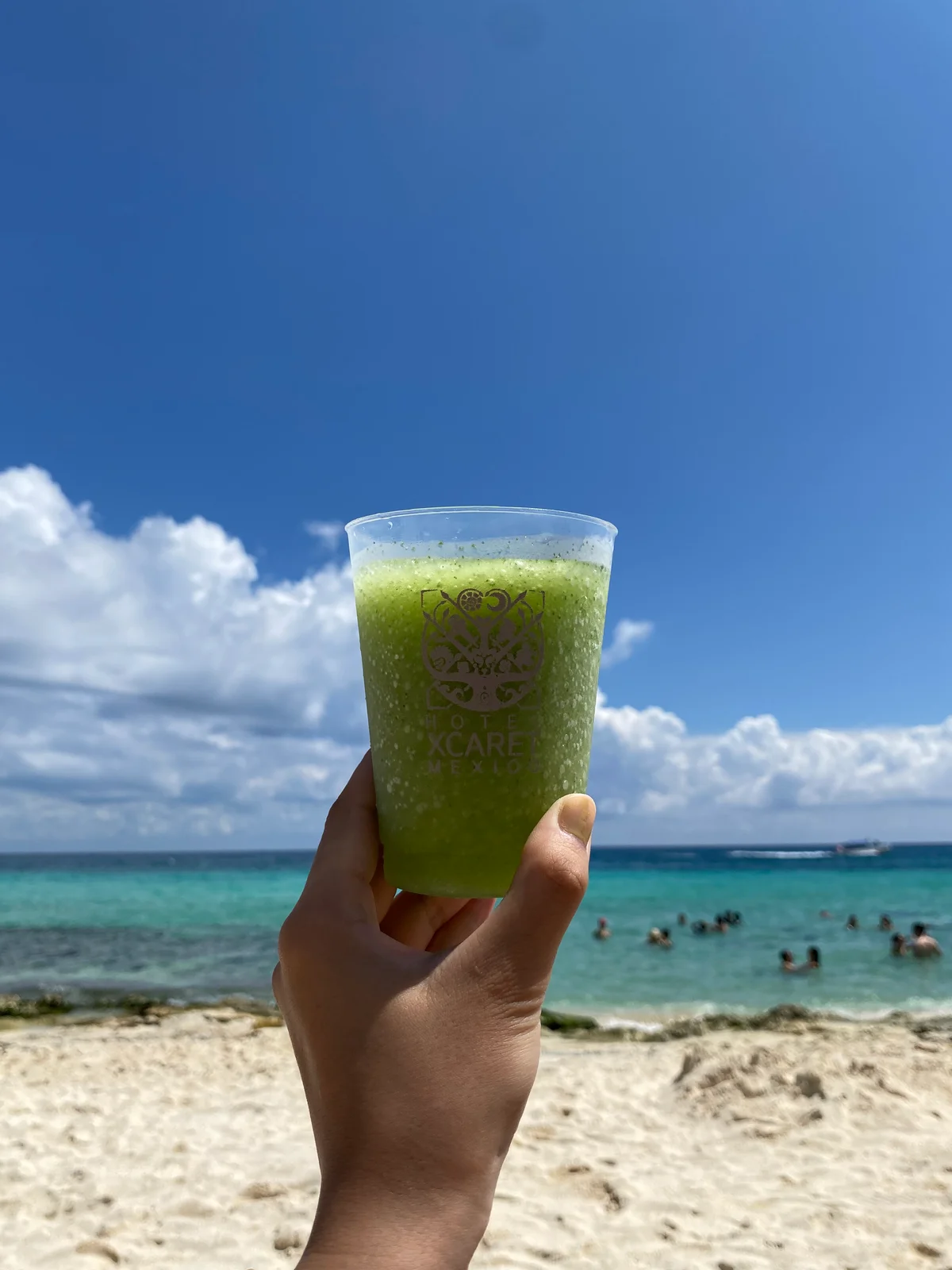 ビーチサイドでカクテルを飲んでいる様子