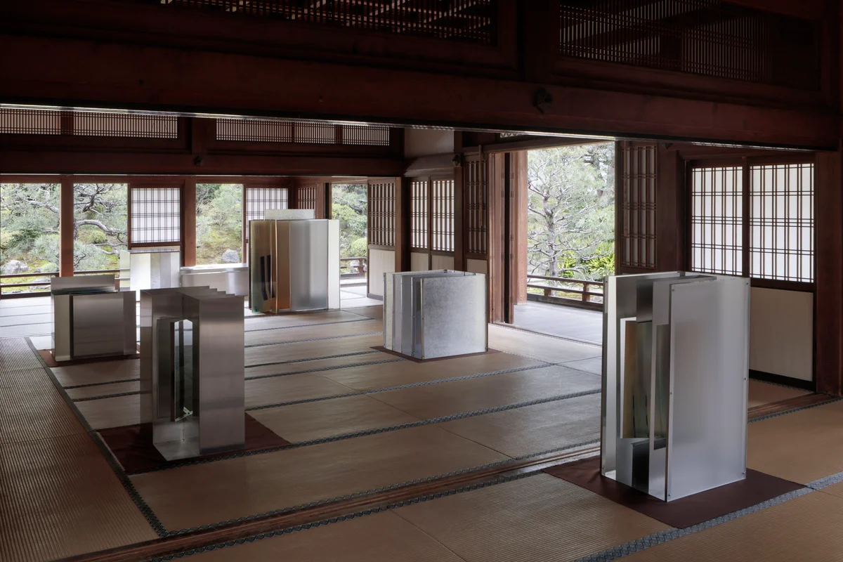 京都の両足院で開催中の展覧会「VACIO Senko no Ku」の展示風景。5つのオブジェが並ぶインスタレーション