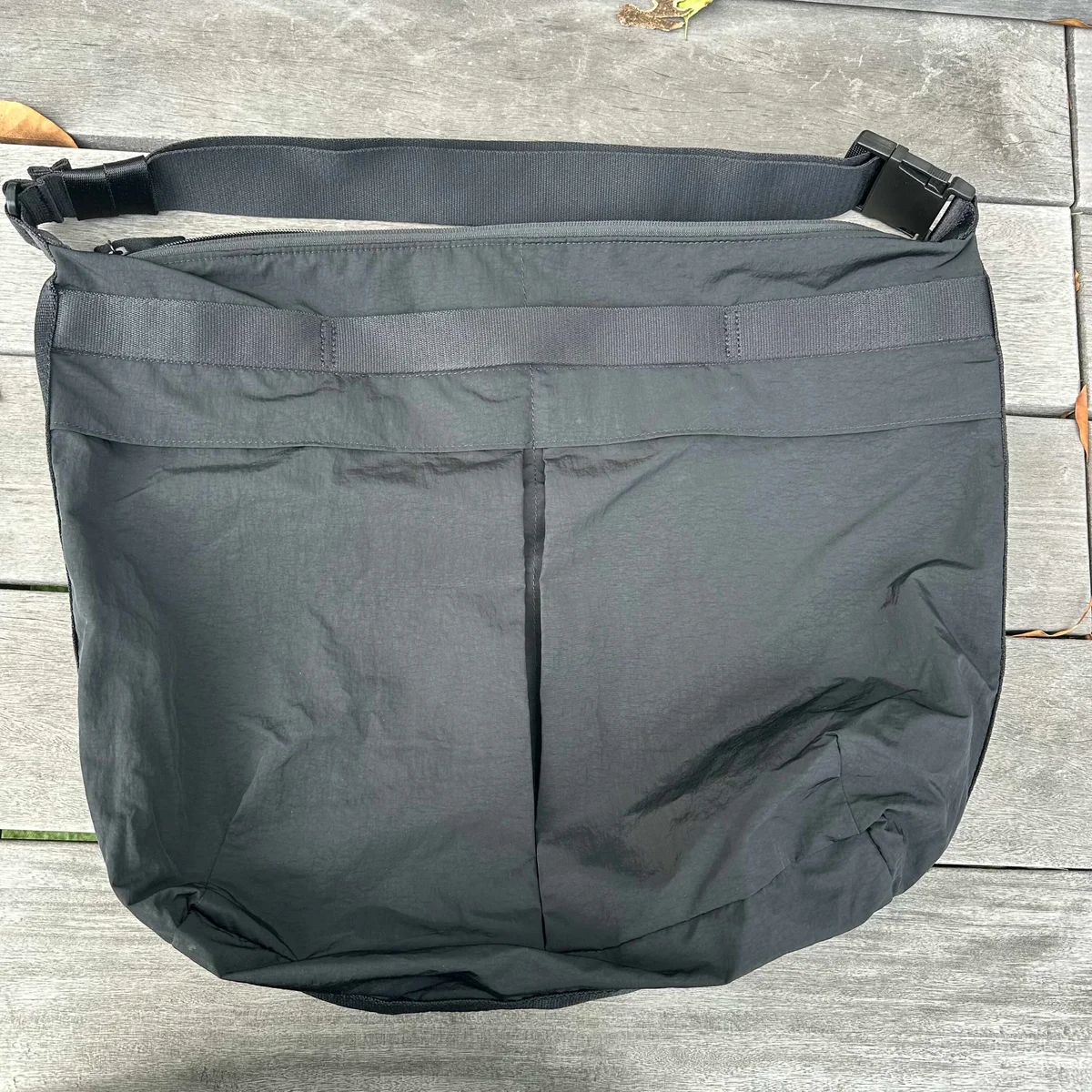 ユニクロ ユー「パッカブルショルダーバッグ」のフロントポケット