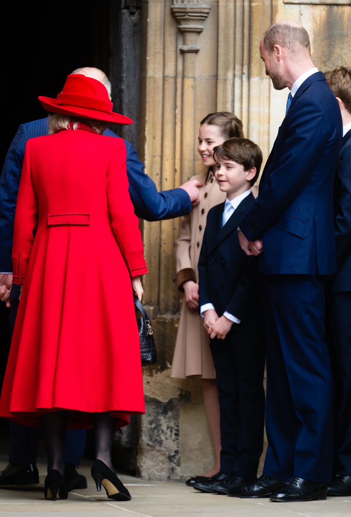 チャールズ国王とカミラ王妃にご挨拶するシャーロット王女