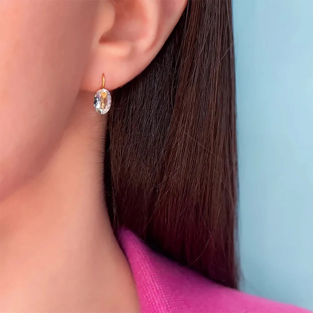 マリーエレーヌ ドゥ タイヤック、アクアマリンのピアスの着用の様子