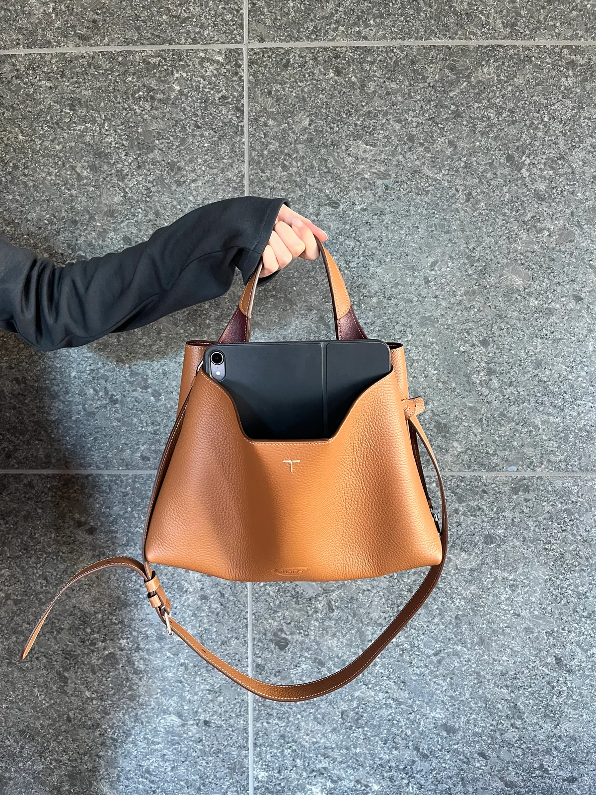 トッズ TOD'S ブラウンカラー 物撮り iPad Pro 11インチを入れてみた様子