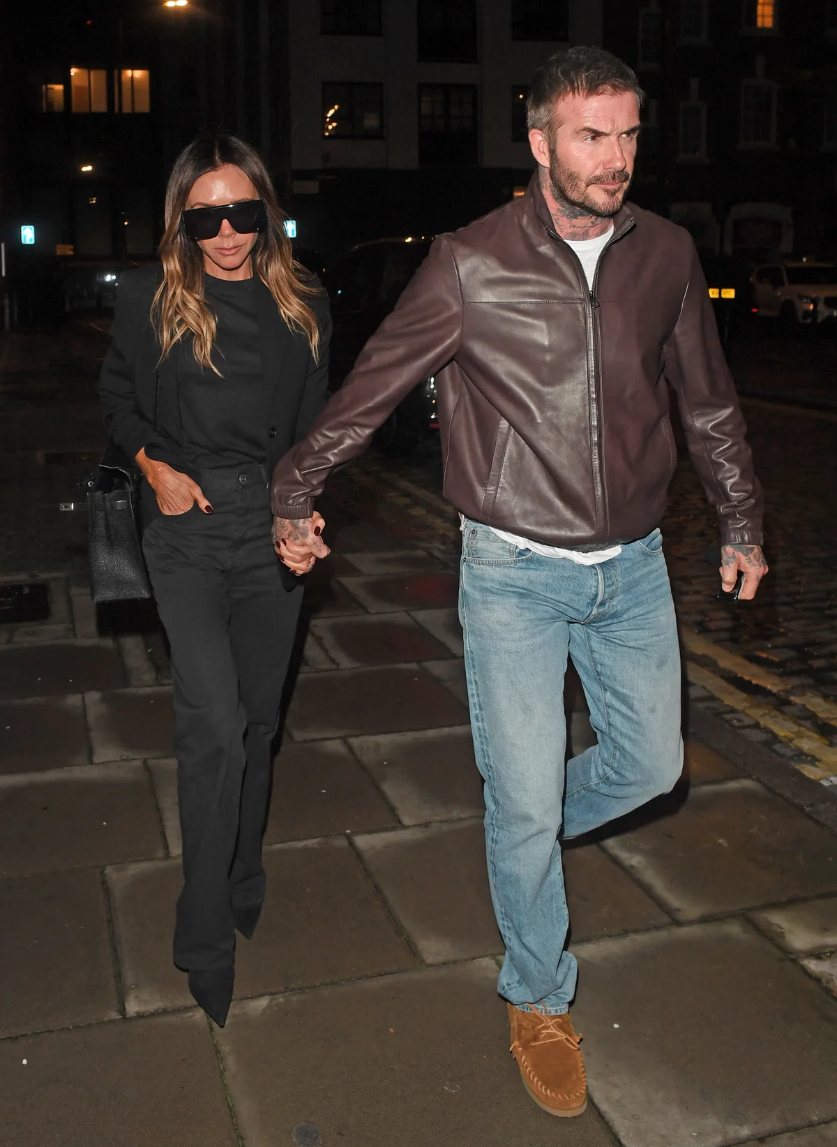 しっかりと手を握り合うヴィクトリア・ベッカムとデヴィッド・ベッカム