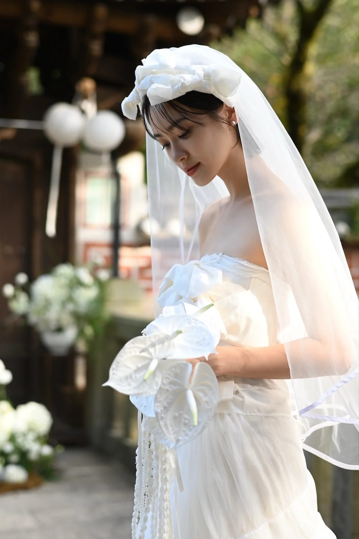 帯のように結ばれたワイドなリボンが、セレモニーにふさわしい華やかさをプラス。