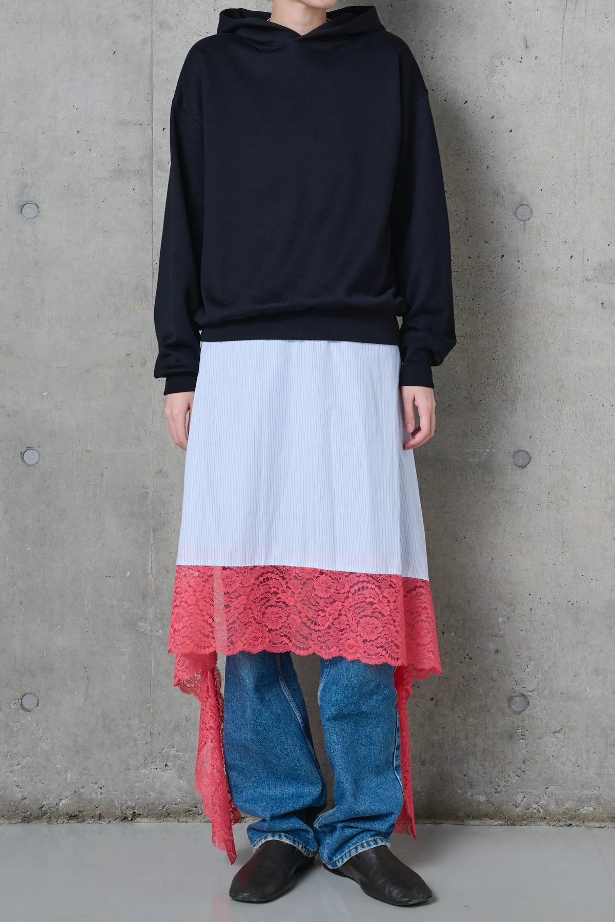 SPURSHOP LIFiLL 別注 パーカ ブラック 全身写真