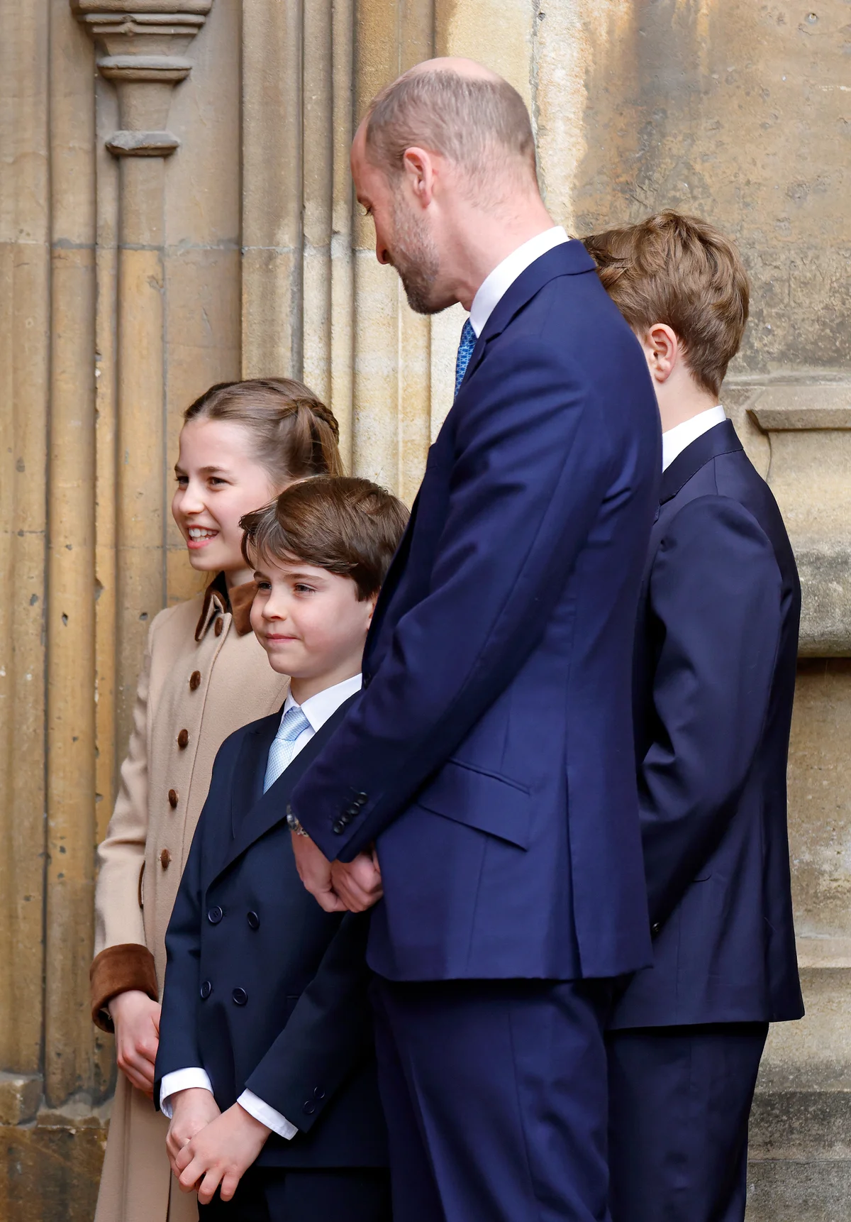 チャールズ国王とご挨拶するルイ王子とシャーロット王女、ジョージ王子とウィリアム皇太子