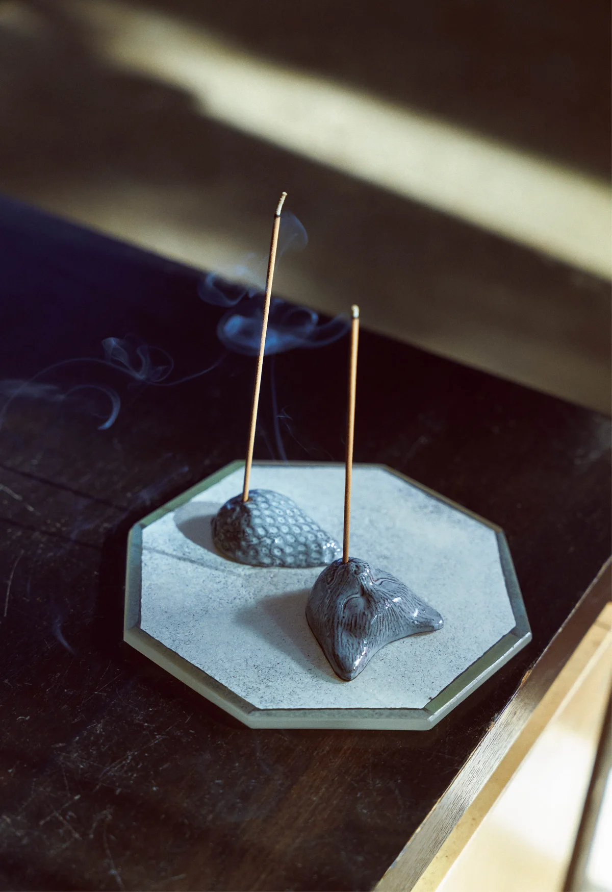 OJACRAFT（オジャクラフト）のお香立て 眠り猫とイチゴ【別注】