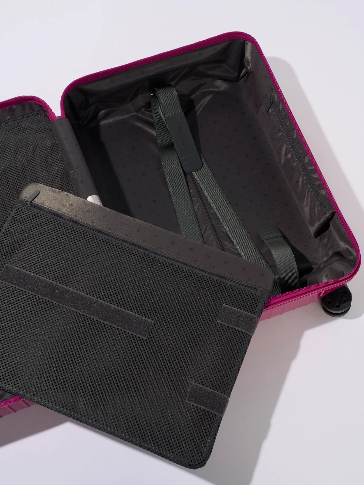 リモワ 特許の圧縮システム「フレックス ディバイダー」