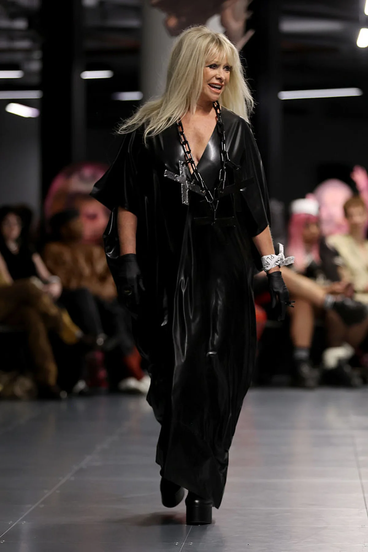 ランウェイを歩くジョー・ウッド