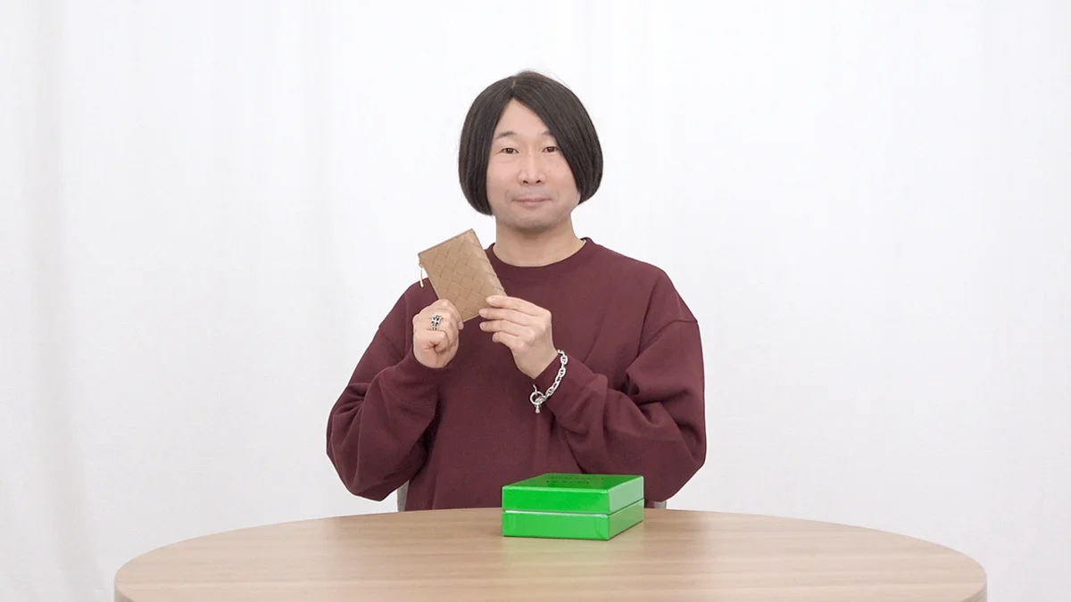 プロデューサーSANDOのベストバイ、ボッテガ・ヴェネタの二つ折りウォレット「イントレチャート スモール」のペールブラウン