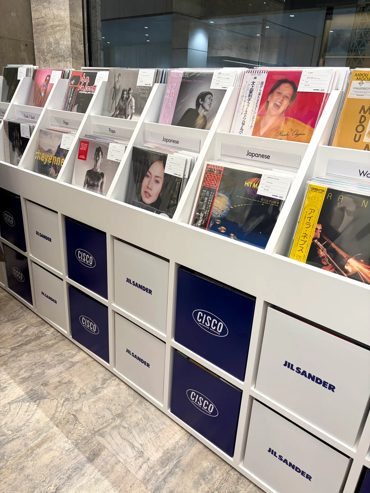 レコード棚の画像