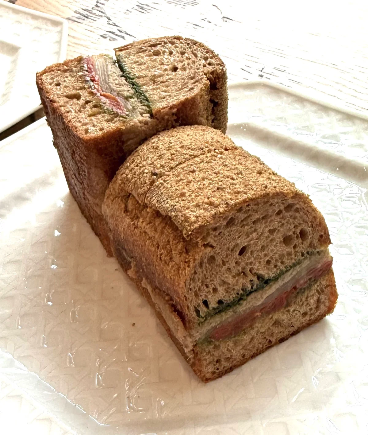 「カフェ ディオール by アンヌ＝ソフィー・ピック バンブー パビリオン」の新作「ル パン クジュ マン」（ツナサンド）