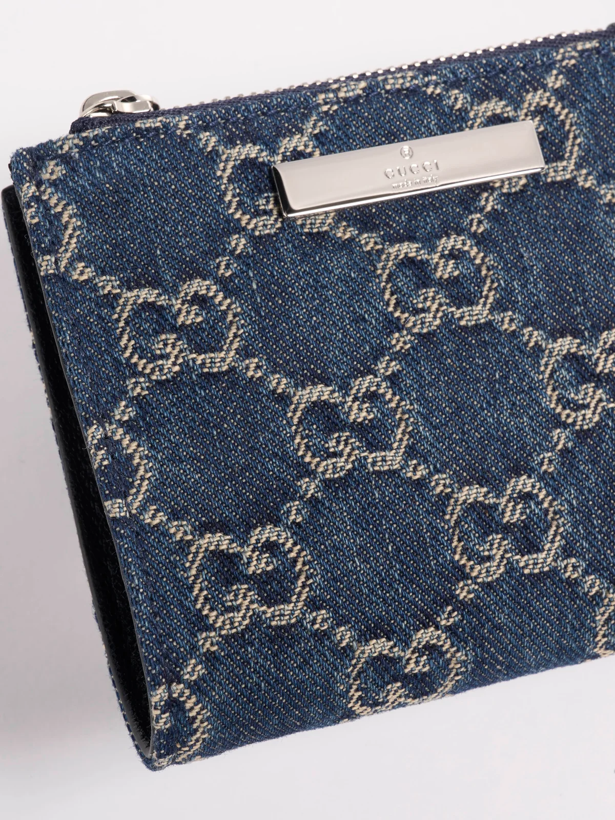 グッチ「スモール ウォレット」のGUCCI ロゴ プレート