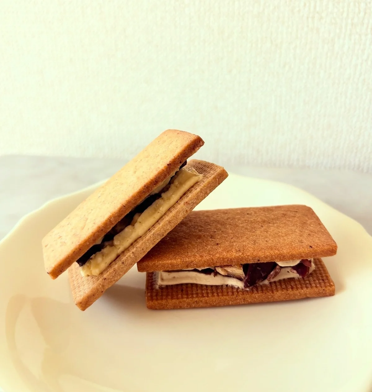 三鷹ka ha na -菓葉絆-。左から、レーズンサンド、マロンバターサンド。