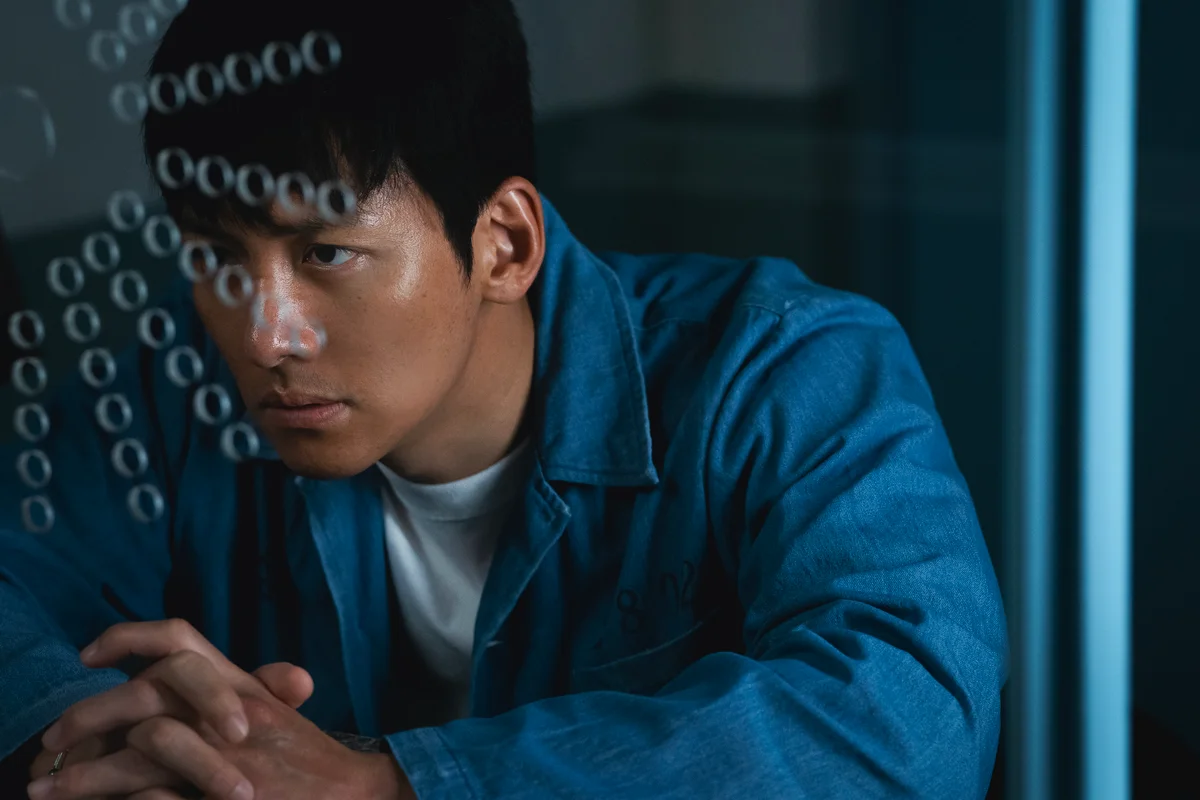 2025年新作韓国ドラマ　おすすめ　チ・チャンウクとEXO ド・ギョンスの『捏造された都市』の場面写真