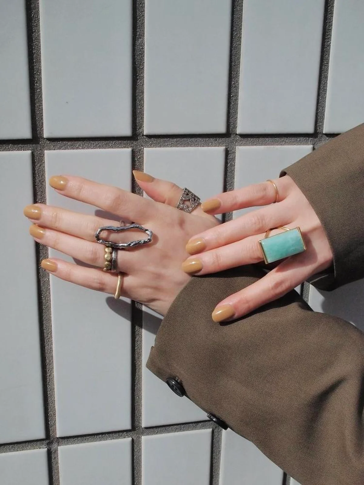 ADER.bijoux プレス 砂辺綾子さんの手もとのジュエリーコーディネートの様子