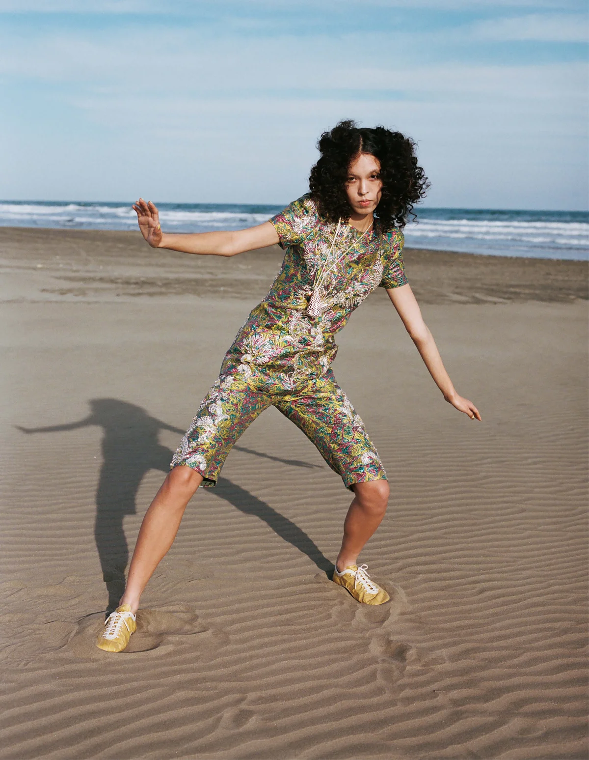 トップス¥502,700・パンツ(参考商品)・ネックレス¥125,400・靴¥149,600/ドリス ヴァン ノッテン