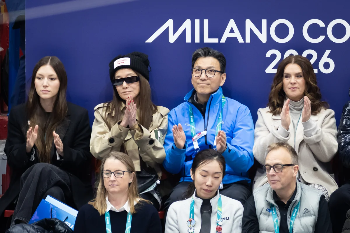 ミラノ・コルティナ冬季オリンピックでスケートを観戦するヴェラ・ウォン