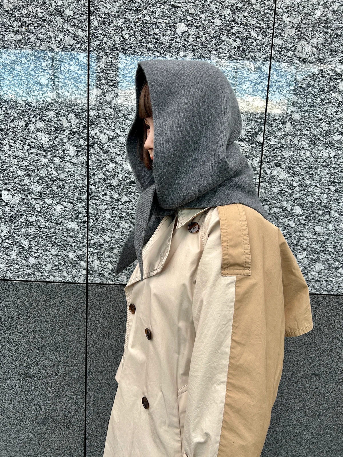 フード付きストールを頭に被っているところ