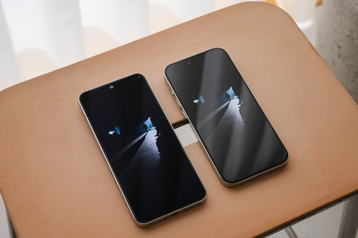 「PDA工房　黒影　AR低反射保護フィルム」と従来のガラスフィルムを比べた様子 iPhone