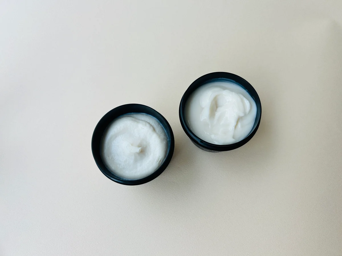 スーパー ミルキー シャンプーとスーパー ミルキー コンディショナーを開けた図