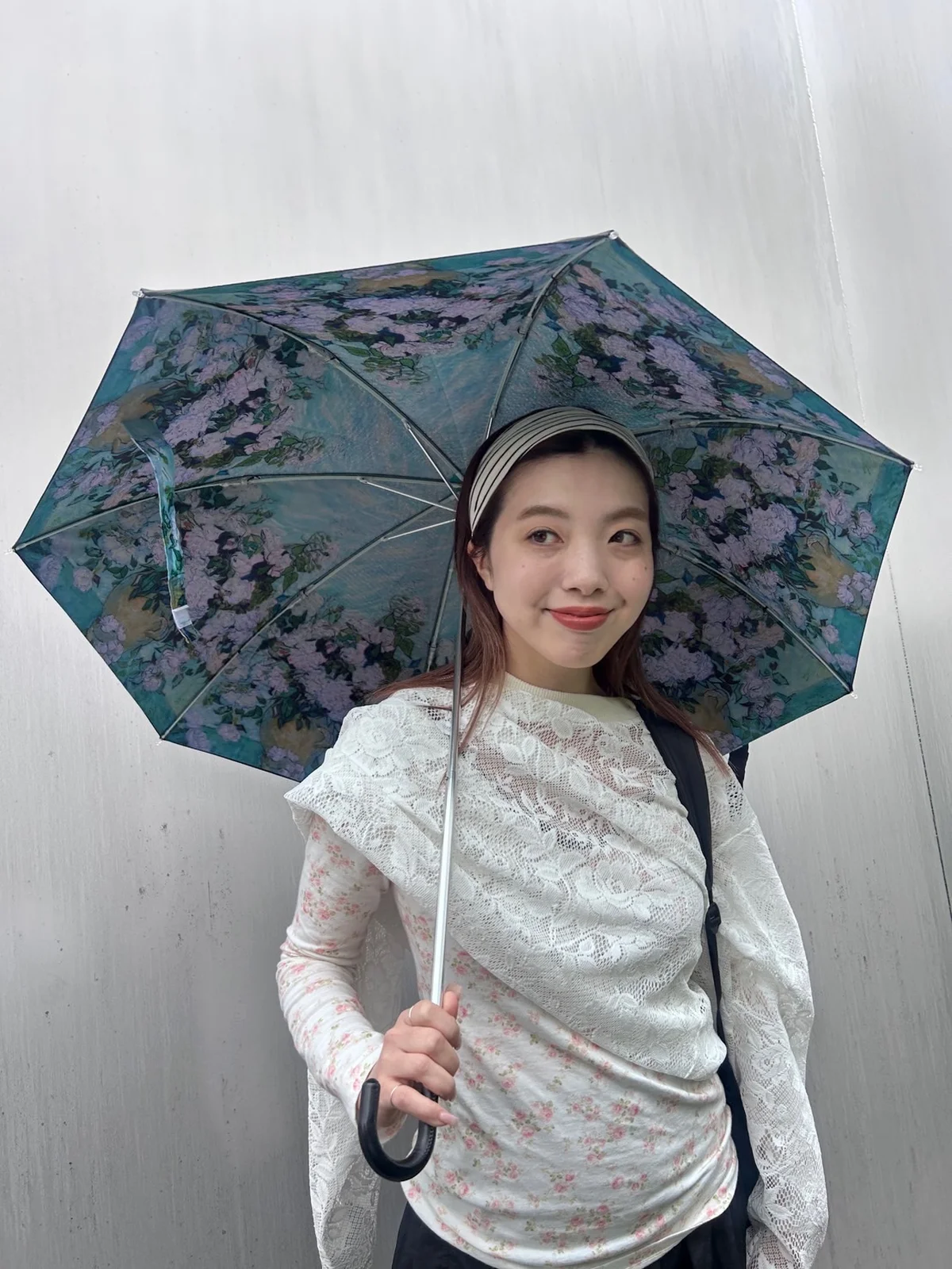PR大和かなさんが持っている日傘
