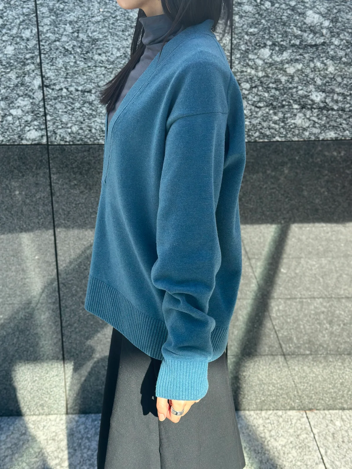 Ernie Palo（アーニーパロ）のVネックニットをコーディネート