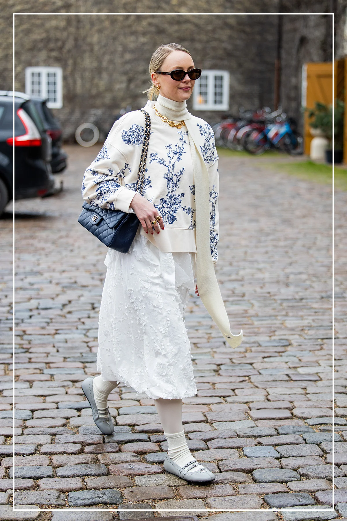 ブルーのシャツを着用したスナップ