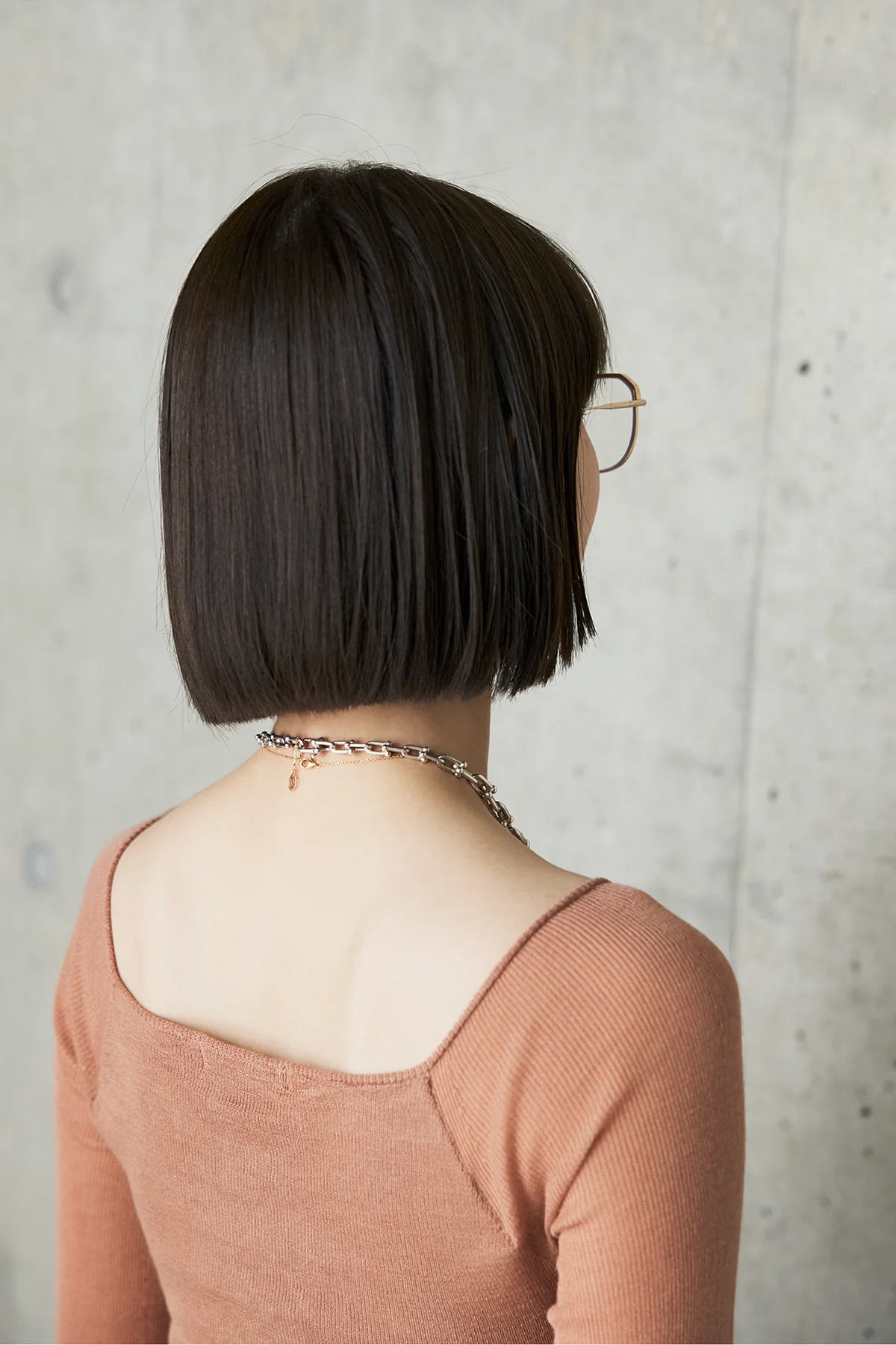 SPURSHOP別注カシミヤ混カップつき 美ニットトップス ロングスリーブを着用した長谷川あかりさんの後ろ姿