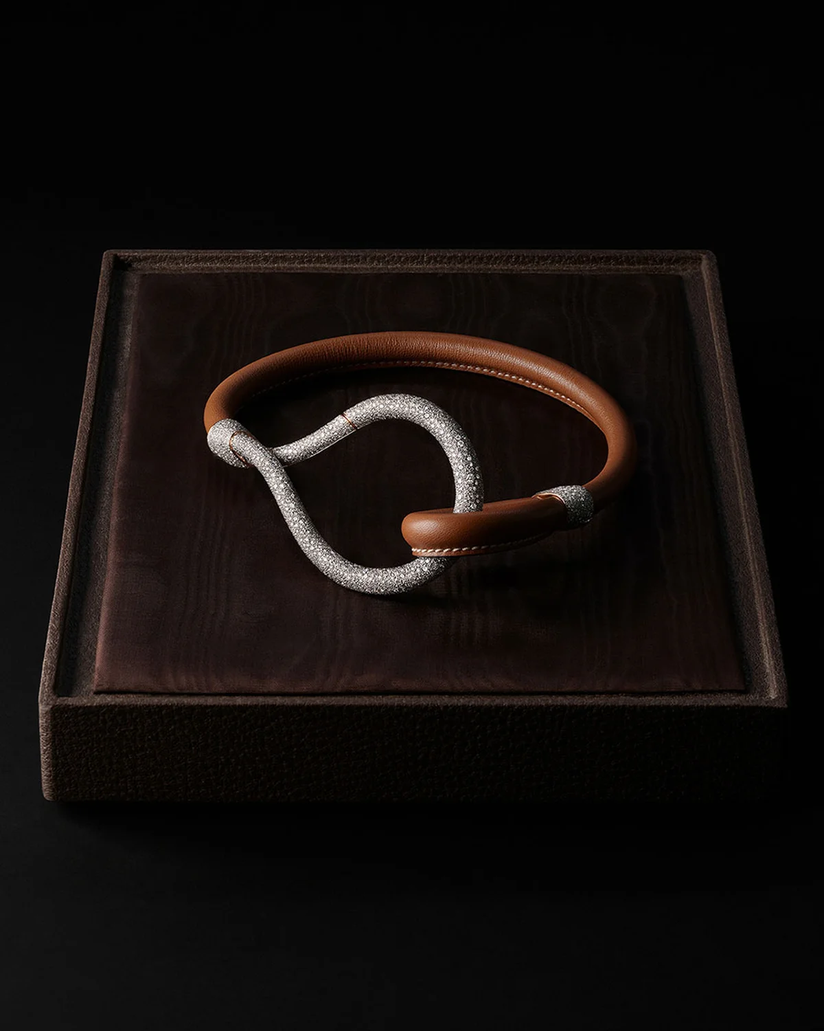 「モニリ」ネックレス〈18KRG、ダイヤモンド、レザー〉¥29,513,000 ※参考価格 Courtesy of Gucci