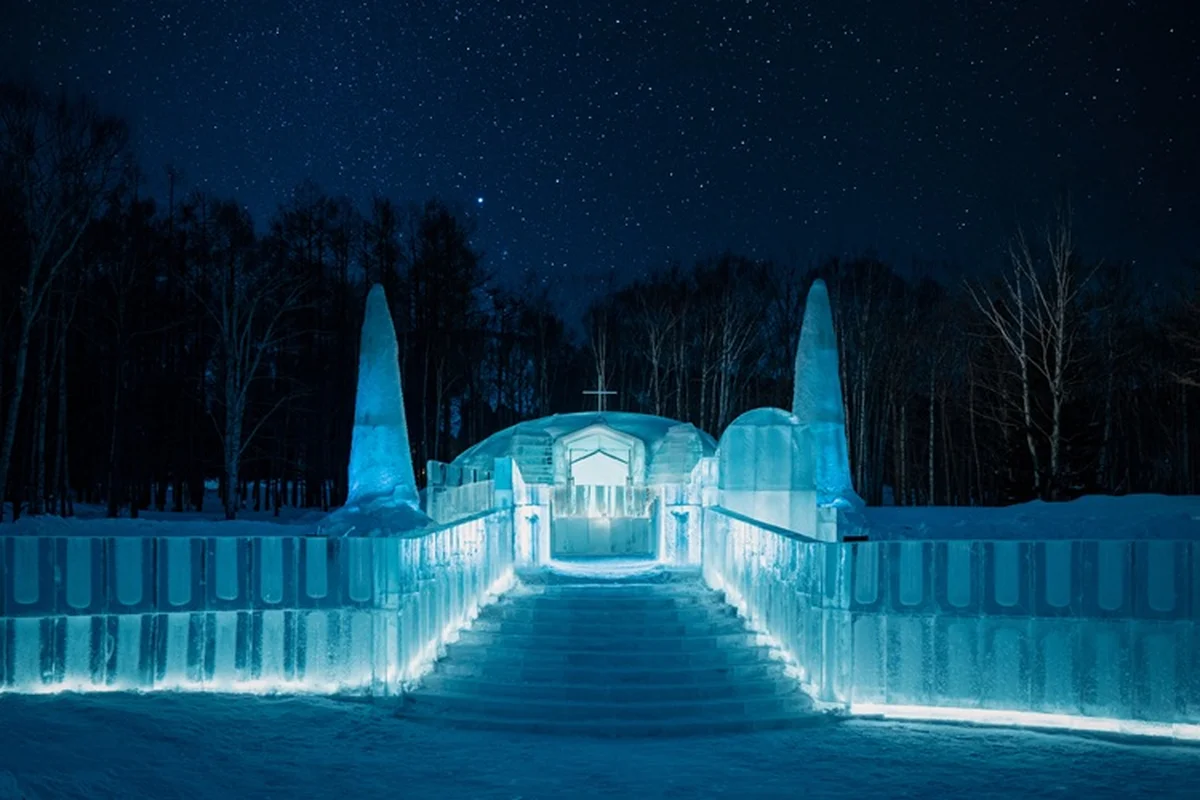 冬のわずか約1ヶ月だけ姿を現す「氷の教会」