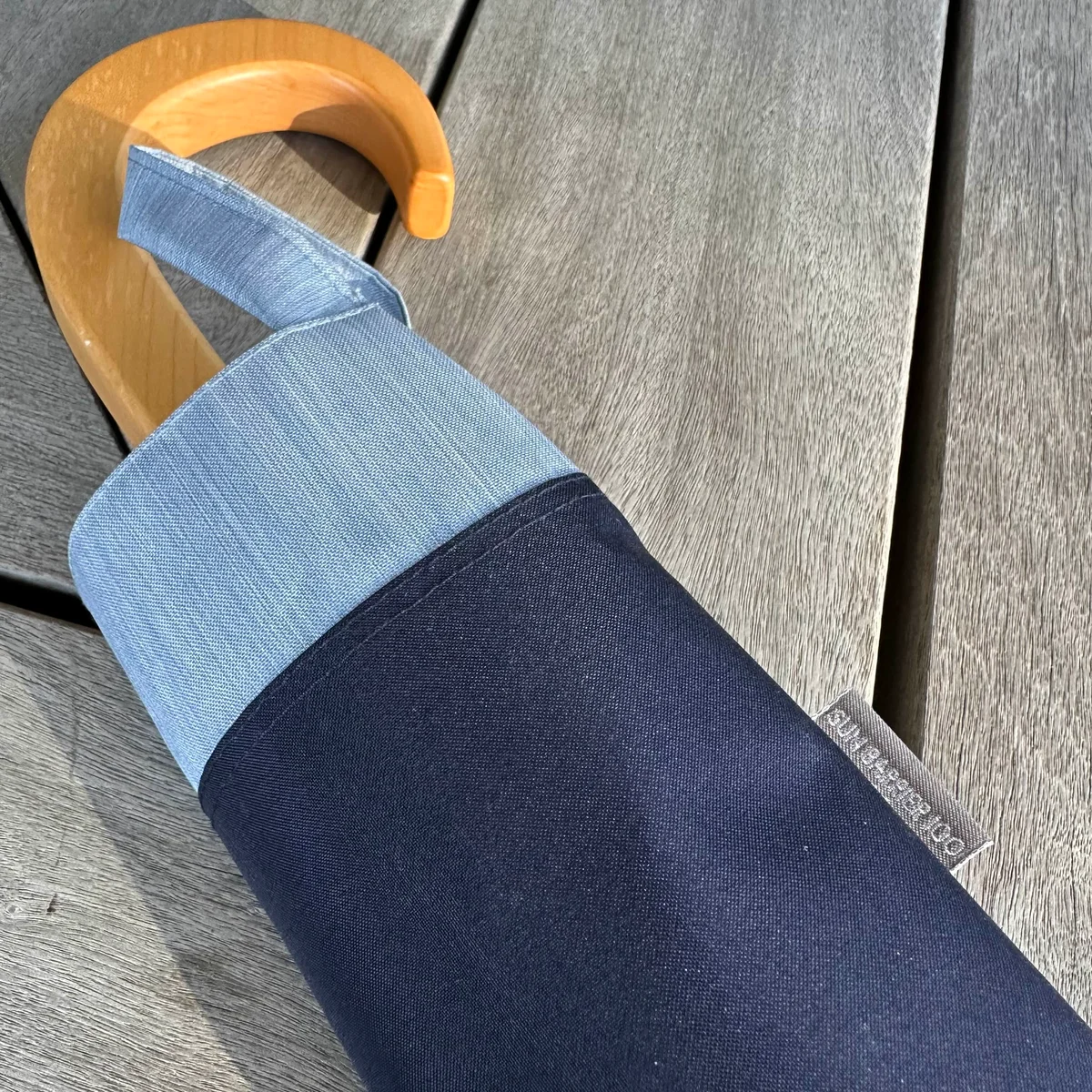サンバリア100の折りたたみ日傘 ２段折 / コンビのネイビー(木曲がり手元)のロゴ