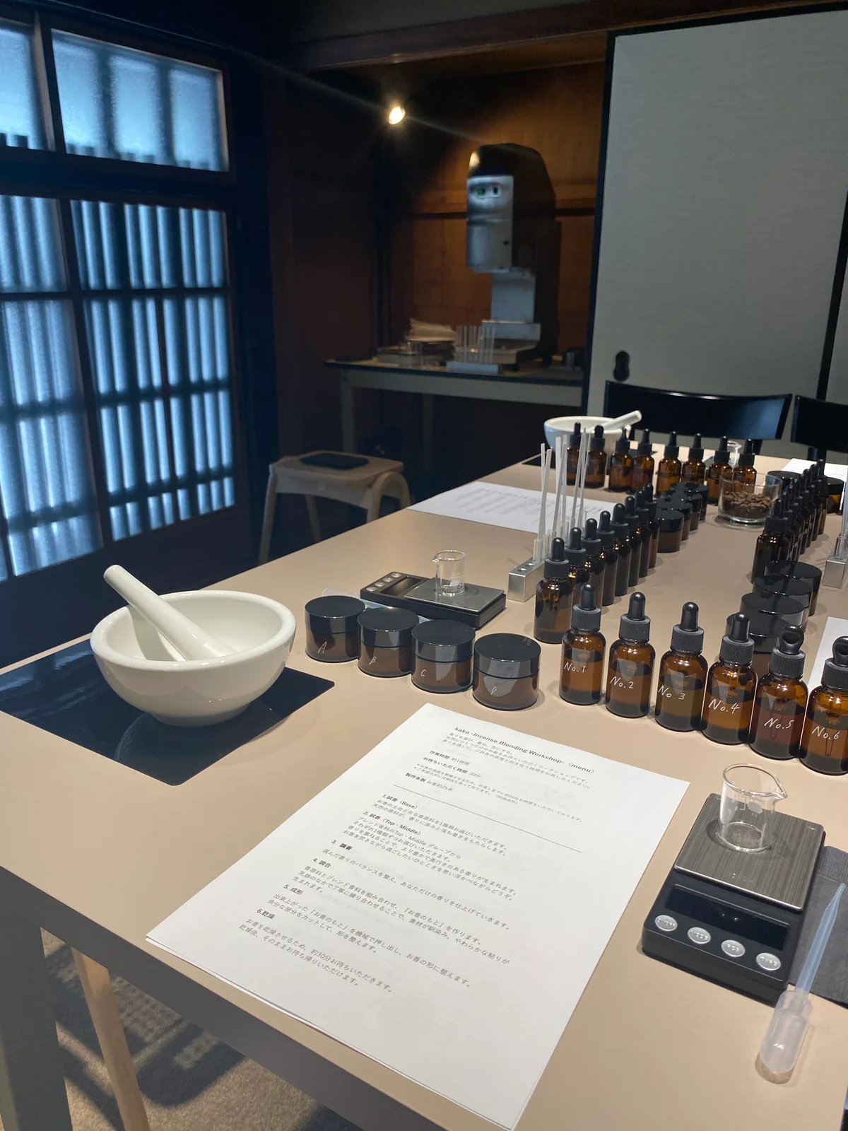 お匙 京都 で体験できる出来るお香づくりの様子