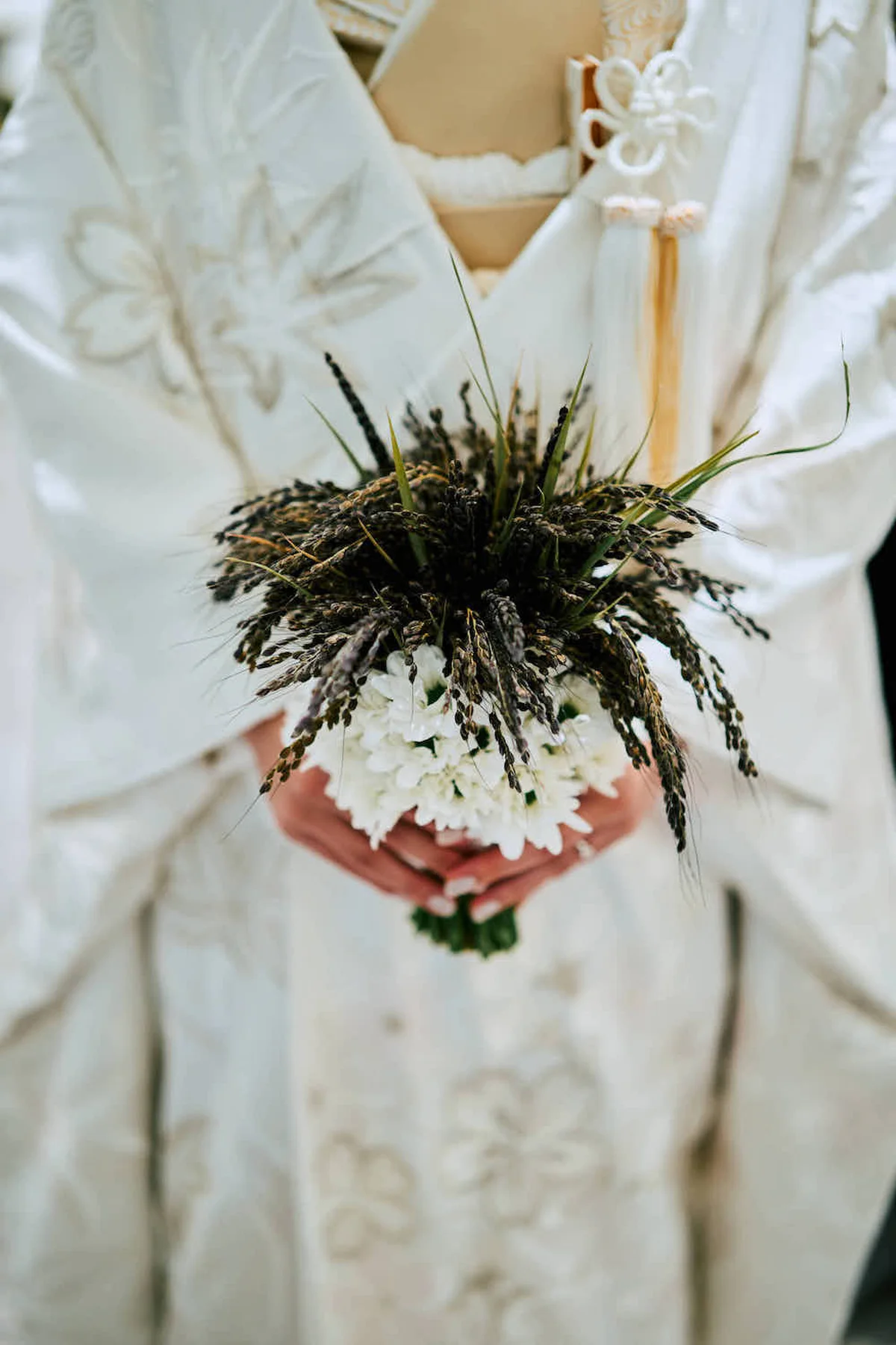 「八芳園」での挙式にて。実りの象徴である米の稲穂を主役に、白菊を添えたブーケ。