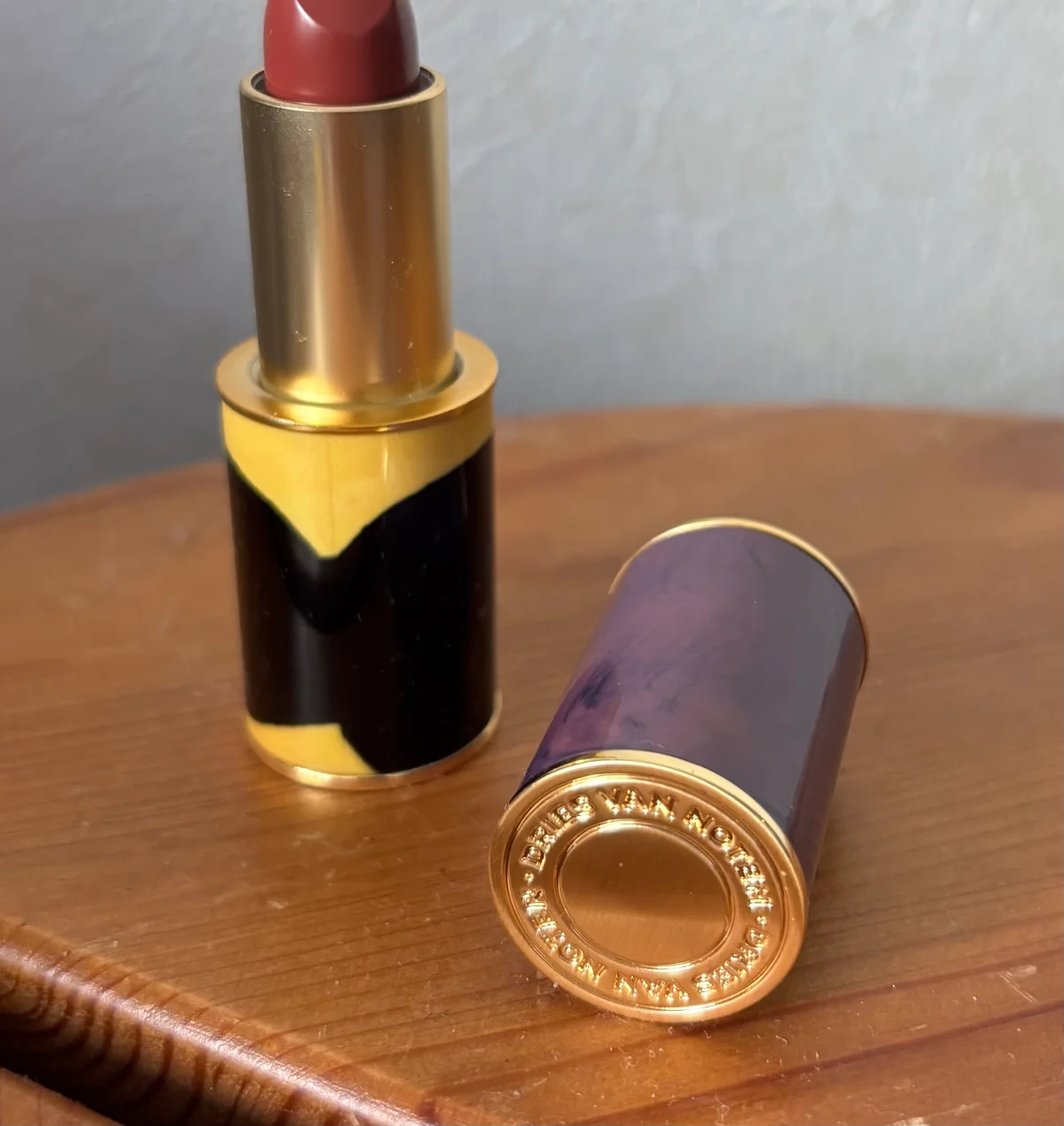 ドリス・ヴァン・ノッテンのリップケースの刻印