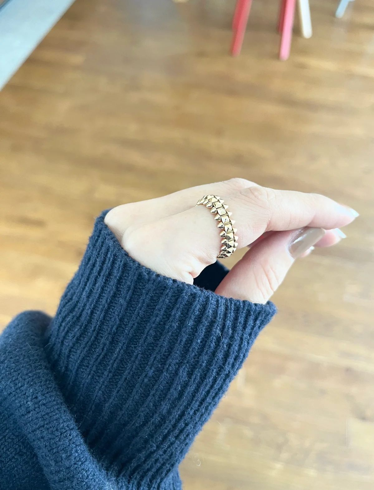 カルティエの名品リング「クラッシュ ドゥ カルティエ リング スモールサイズ（〈PG〉￥434,500）」の着用写真