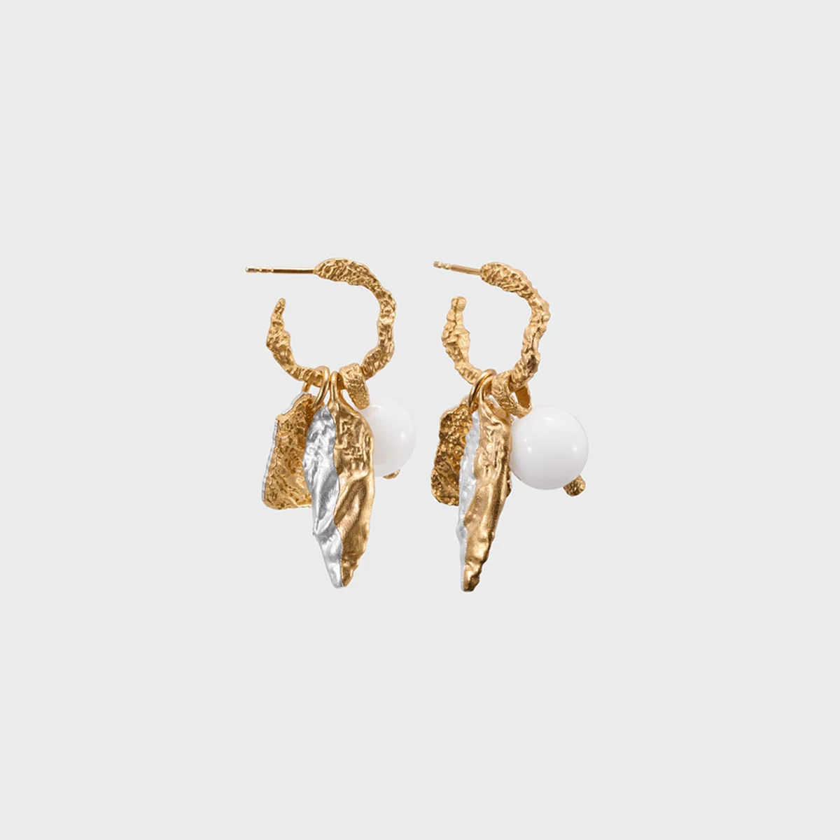「イトゥ」ピアス&チャーム〈シルバー、ゴールドプレーテッドシルバー、ガラスパール〉¥116,400