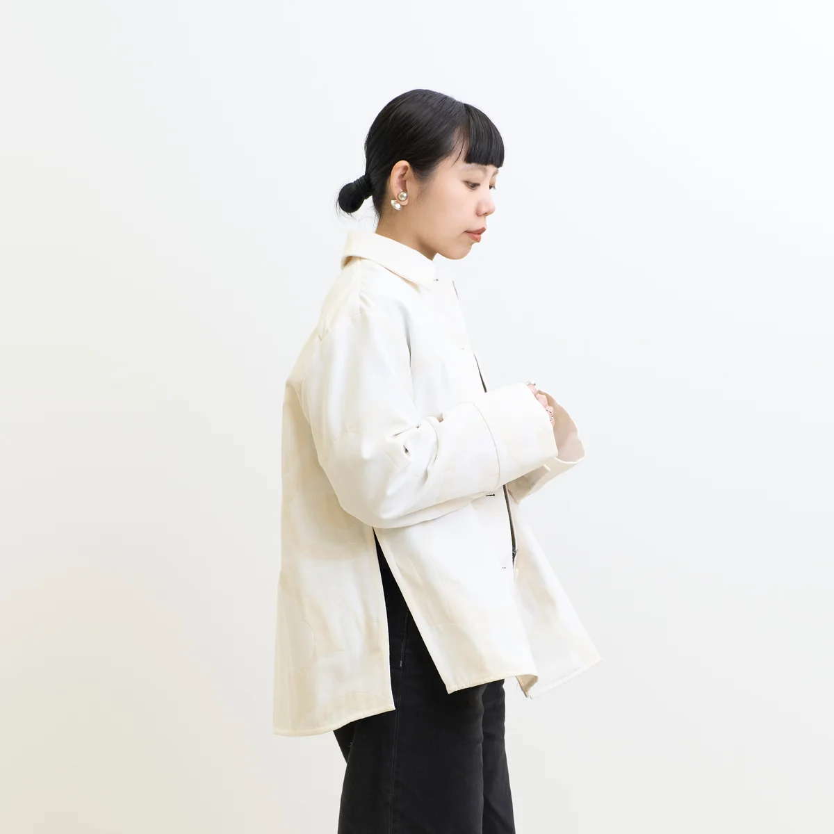 マリメッコのLadonta Unikko シャツを羽織ったサイド側