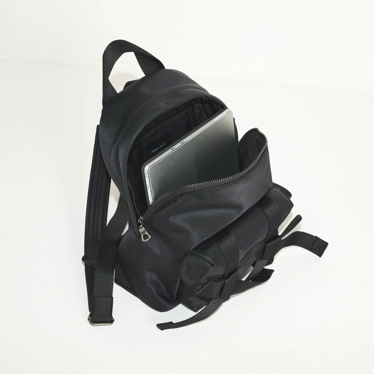 シモーン・ロシャ BOW FRONT BACKPACKジッパー開けたところ