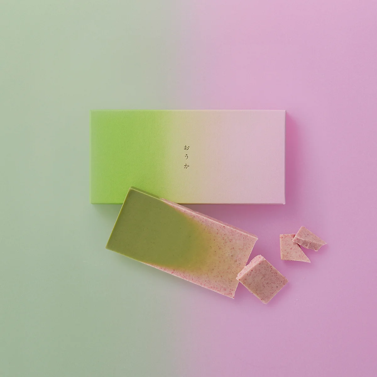 春の人気フレーバー「桜花」。チョコレートと同じ色合いのパッケージも素敵。「イロドリ チョコレート 桜花」¥1,620／マザーハウス（リトル マザーハウス）