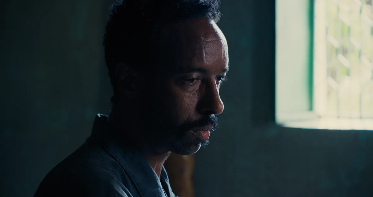 『Whispers of a Burning Scent』　「結婚」が突然に奪われる。尊厳の追放体験を描く