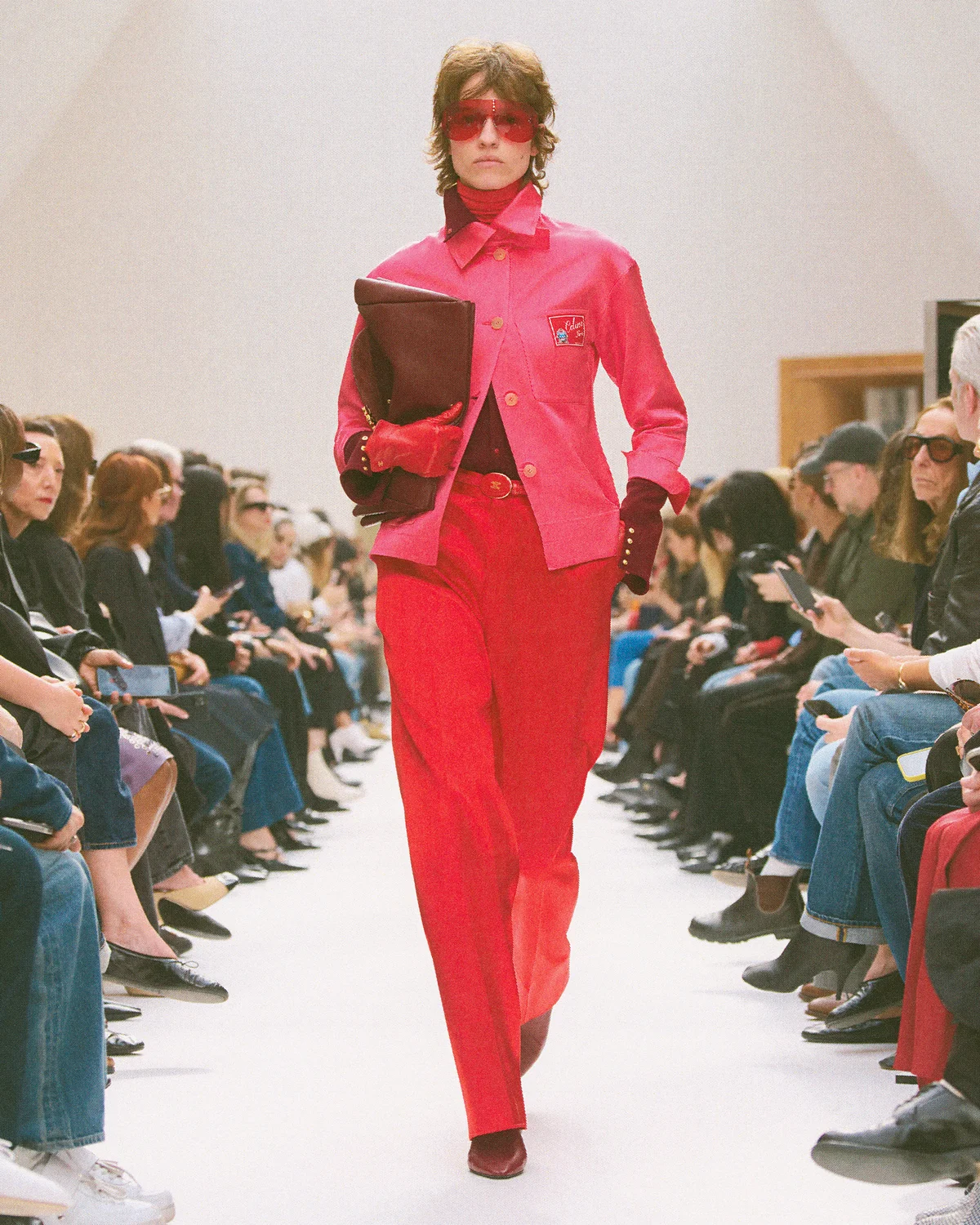 セリーヌのランウェイルック、ピンクのタートルと赤いシャツのレイヤード