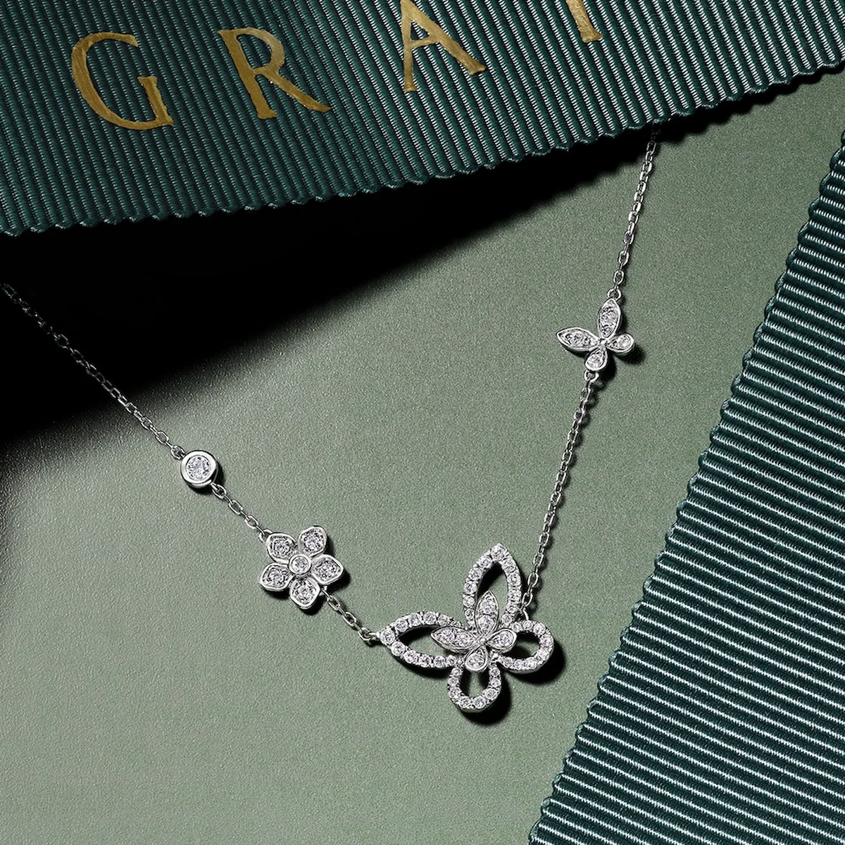 「バタフライ シルエット&フラワー ダイヤモンド ペンダント」〈WG、ダイヤモンド〉¥640,000 ※オンライン限定