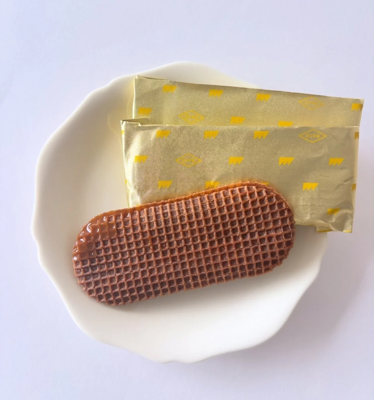 バターのいとこはチョコキャラメル、カカオのゴーフレット生地にビターなキャメルクリームが！