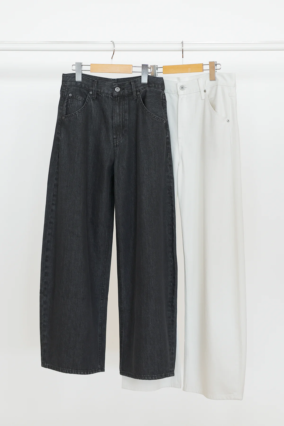 ユニクロのバギーカーブジーンズ08 DARK GRAYと00 WHITE