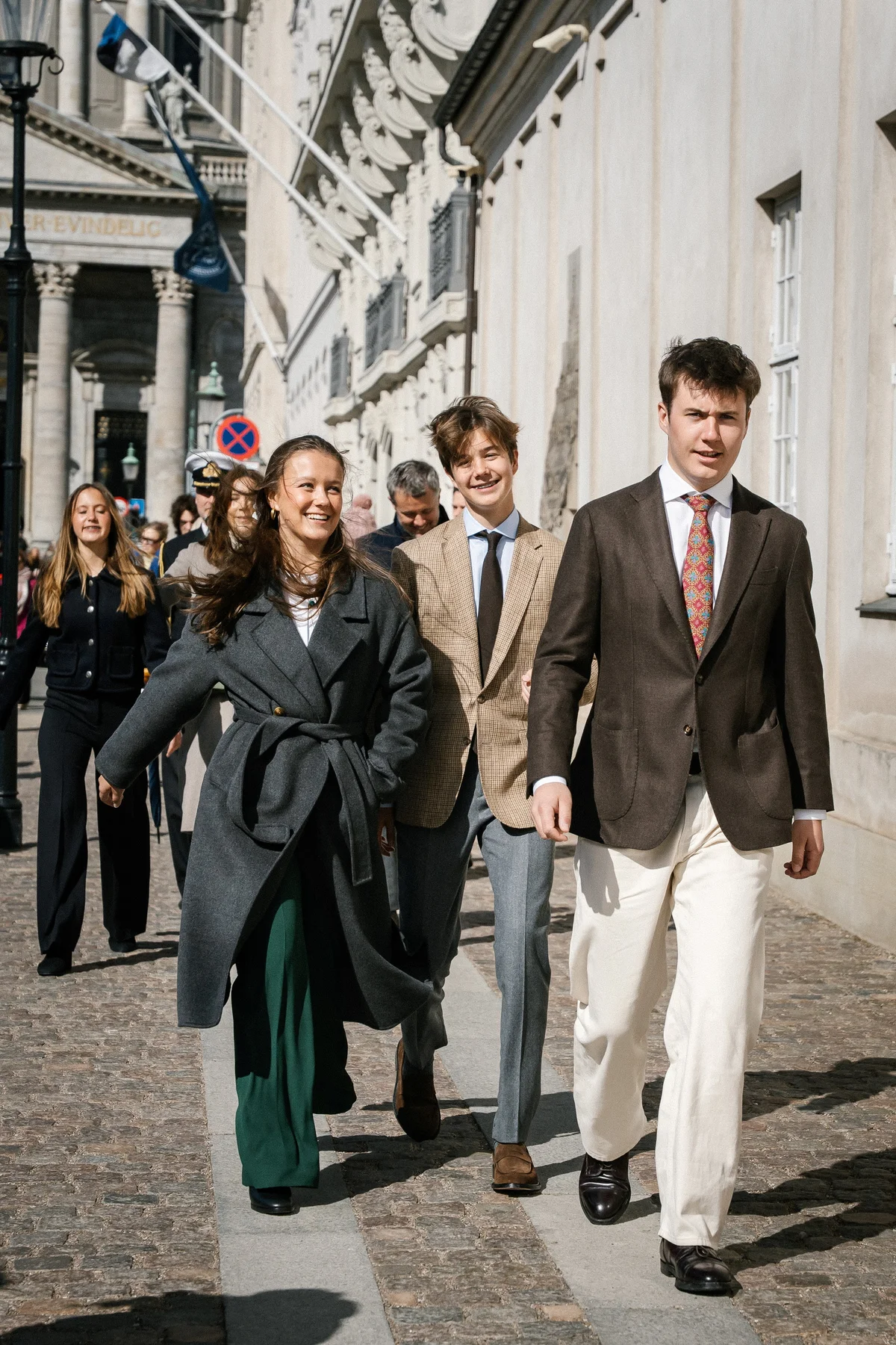 イースター礼拝に出席したヴィンセント王子、クリスチャン皇太子、イザベラ王女