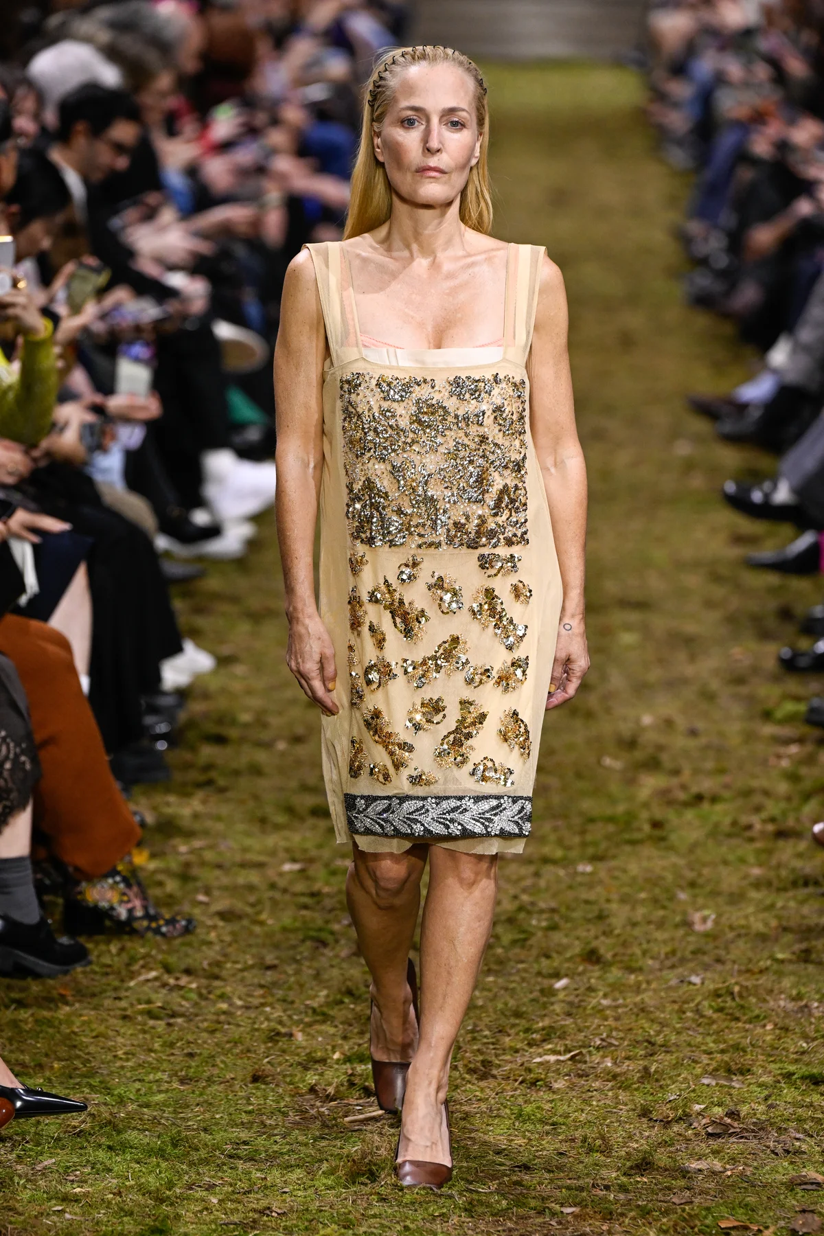 57歳でミュウミュウのランウェイを歩いたジリアン・アンダーソン