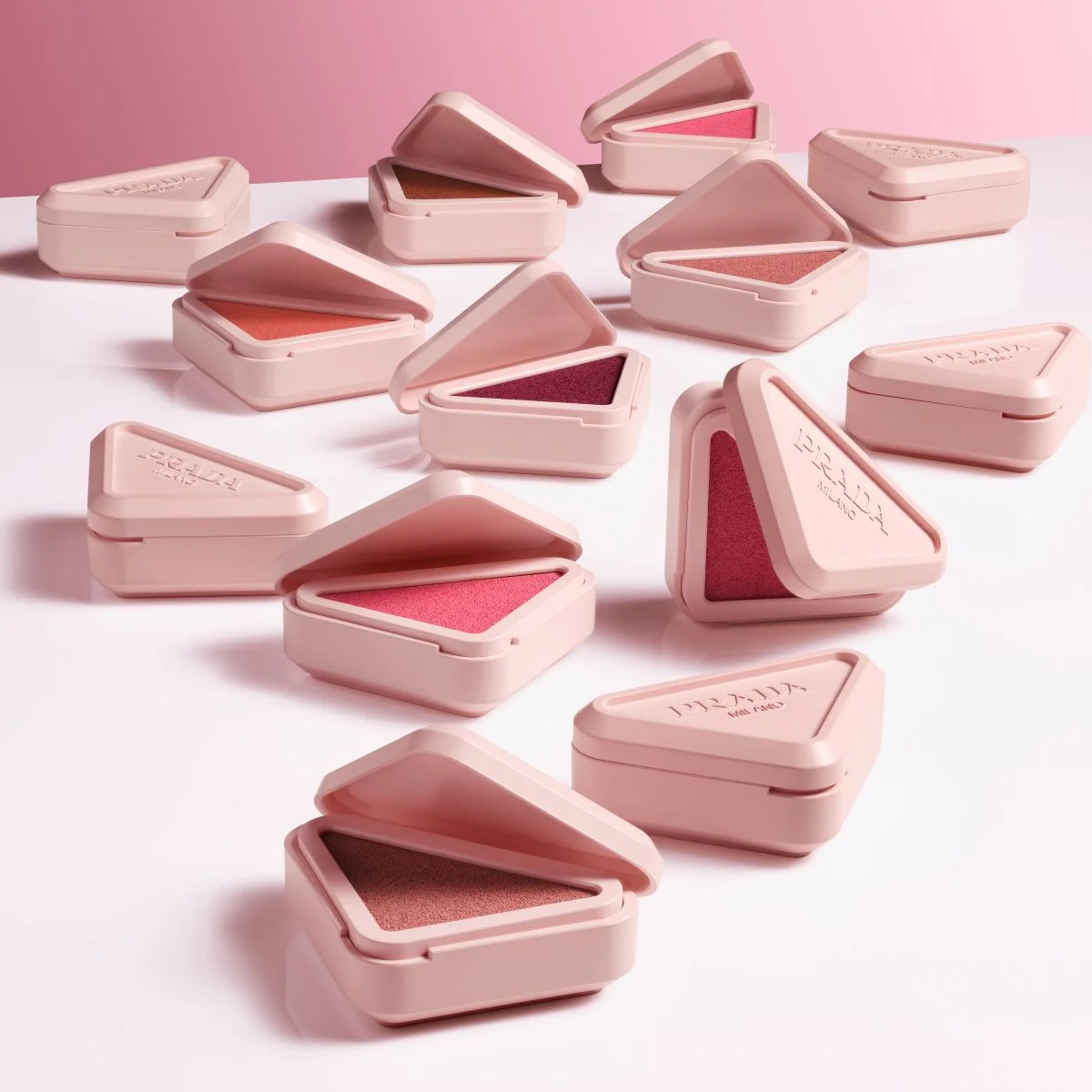 プラダ ビューティ プラダ タッチ 全8色 各￥6,930〈2026年5月1日発売〉※公式オンラインストア、プラダ ビューティ トウキョウ、 プラダ ビューティ マーケット（期間限定