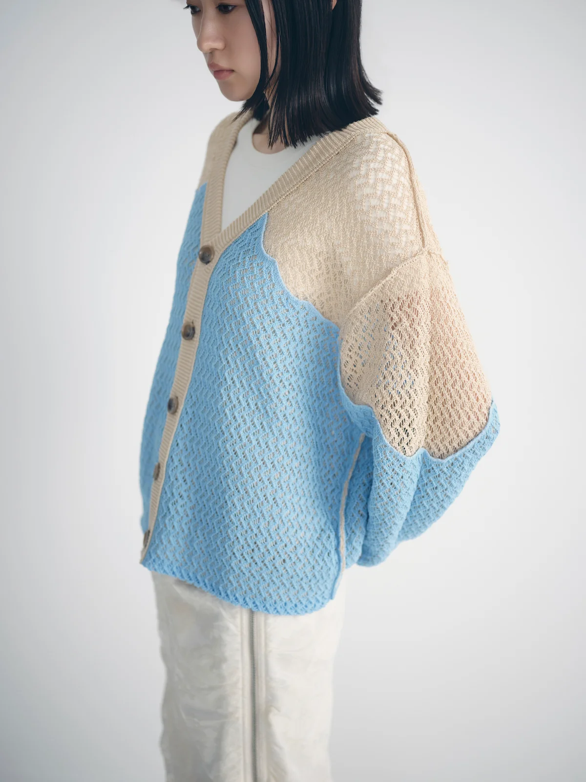 コウタグシケンのニットカーディガンを着用したディテール