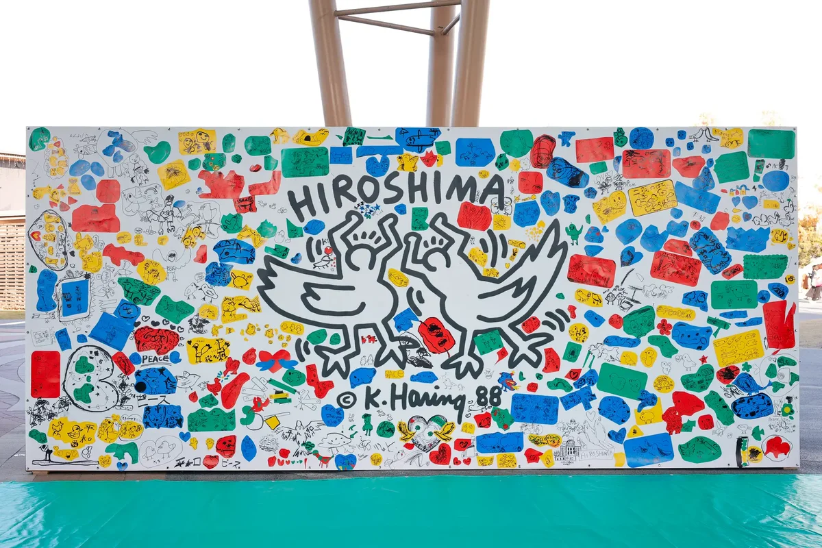 広島での特別イベント「キース・ヘリングと平和をえがこう」 大型バナー